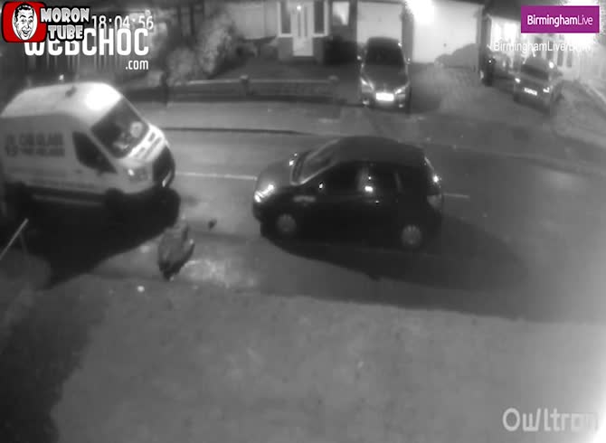 Video :After hurling a stranger to the ground in the street, a man is wanted